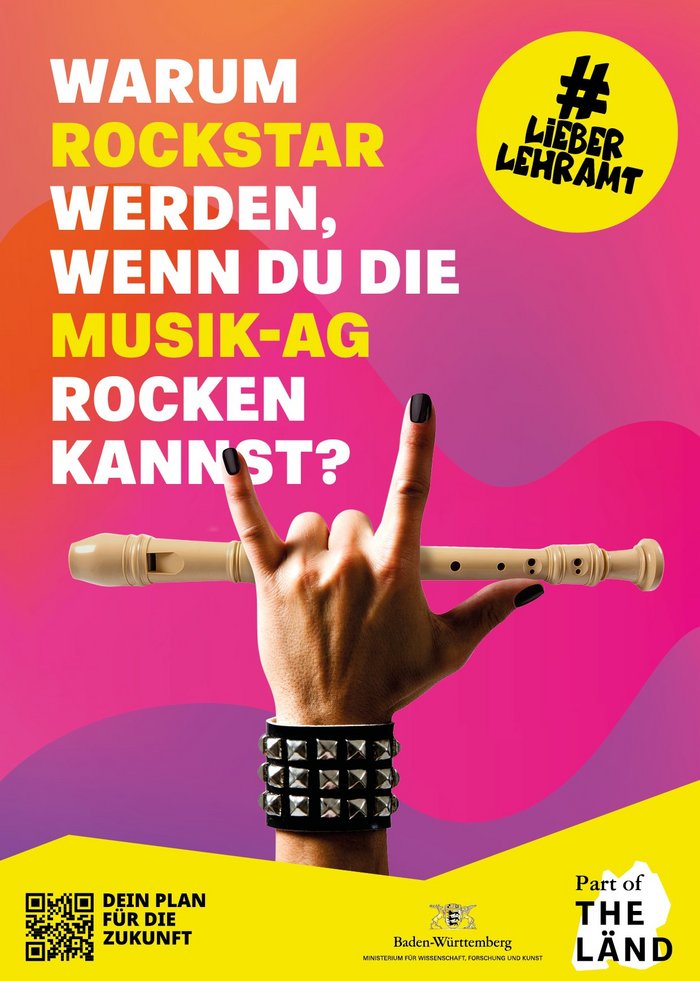 Es ist eine Hand mit Nietenarmband zu sehen, welchen den Bekannten Metalgruß, die Pommesgabel zeigt, dabei hält sie eine Flöte fest. Dazu der Text - Warum Rockstar werden, wenn du die Musik-AG rocken kannst?