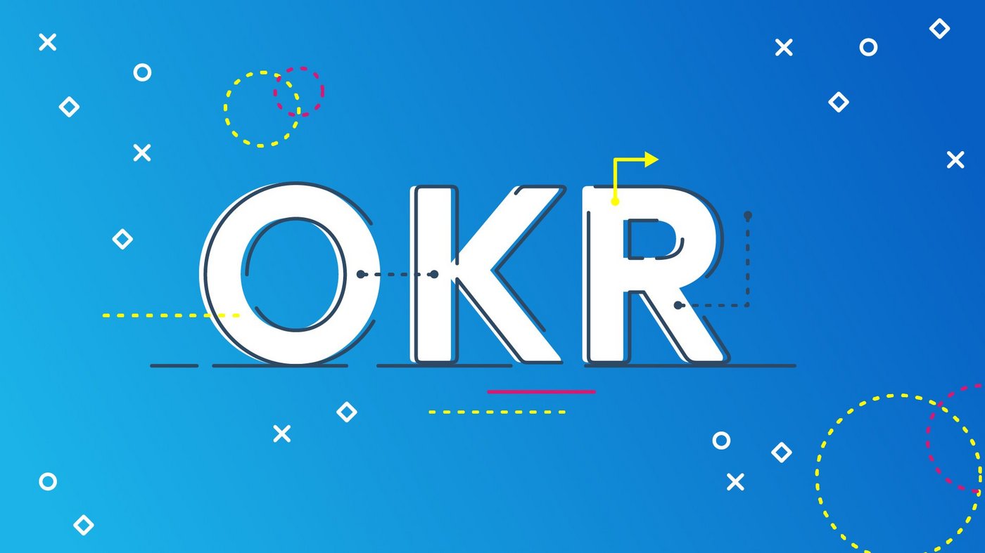 Eine in blau gehaltene Grafik, welche kleine Kreuze und Kreise als Schmuckelemente aufweist. In der Mitte steht der Begriff 'OKR'.