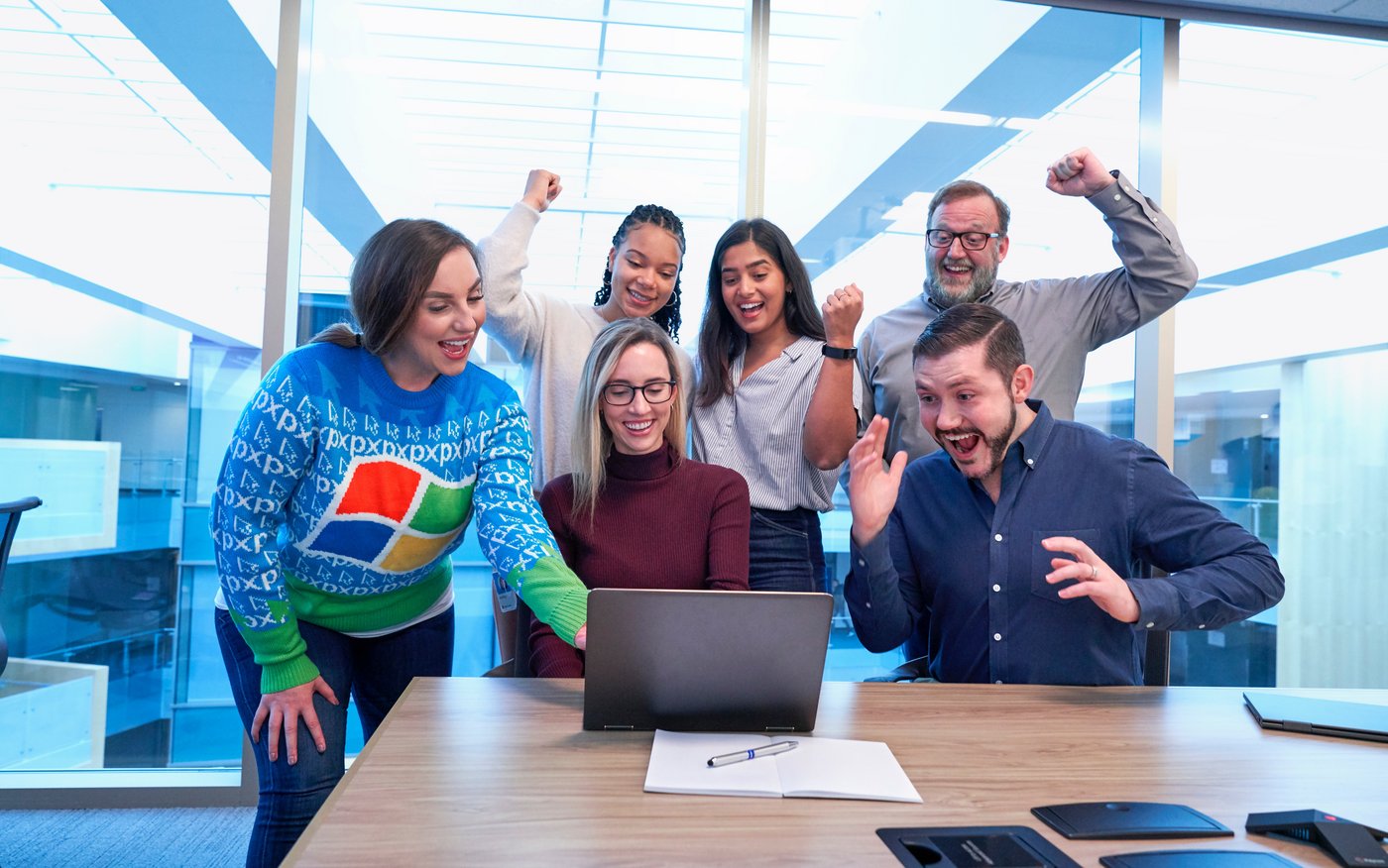 OKR-Unternehmenserfolg Jubelndes Google-Team am Ende eines OKR-Zyklus.