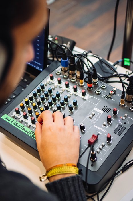 Man erkennt Lennart, welcher das Mischpult für den Sound bedient.