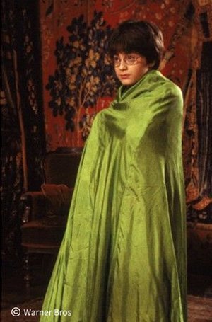 Ein Bild aus den Aufnahmen zu Harry Potter, hier ist der Schauspieler mit einem grünen Umhang zu sehen.
