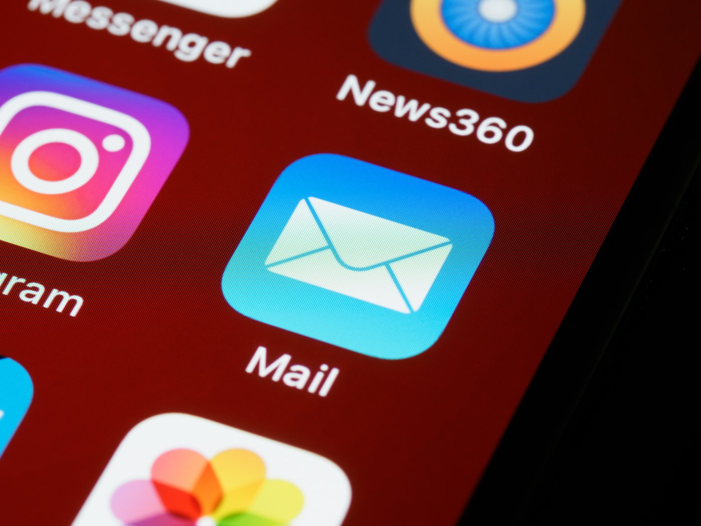 Nahaufnahme eines Smartphones mit Fokus auf die Mail-App.