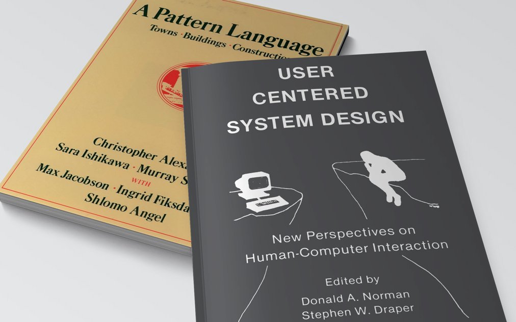 Es liegen zwei Bücher übereinander, das untere hat den Titel 'A Pattern Language' das obere 'User centered system design'.