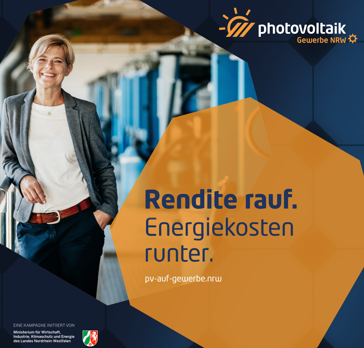 Weiblicher Testimonial für die NRW-Solarkampagne mit dem Nutzenargument, dass Solarstrom die Energiekosten senkt. Hinweis auf die Webseite pv-auf-gewerbe.nrw.